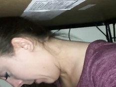 Девка увидела торчащий из штанов член и принялась делать минет