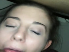 Девка увидела торчащий из штанов член и принялась делать минет