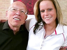 Юная немецкая блондинка сделала минет пожилому лысому мужику