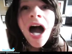 Сексуальная брюнетка очень любит вкус свежей спермы на языке