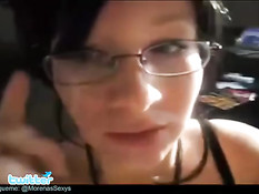 Сексуальная брюнетка очень любит вкус свежей спермы на языке