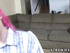 Девчонка с красными волосами Vicci Valencorte выдрочила сперму