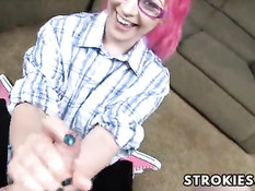 Девчонка с красными волосами Vicci Valencorte выдрочила сперму