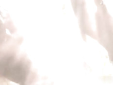 Строгий мужчина привязывает к деревьям и порет голых девчонок