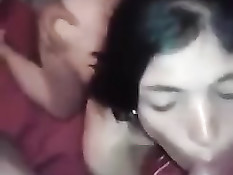 Девка из Аргентины трахается раком с парнем и сосёт член другому