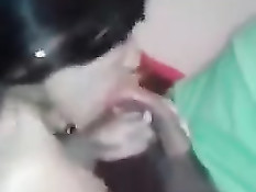 Девка из Аргентины трахается раком с парнем и сосёт член другому