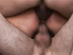 Эта зрелая русская блондинка любит ебаться с молодыми парнями