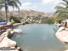 Пожилая блондинка отсосала спящему парню и уселась на его член