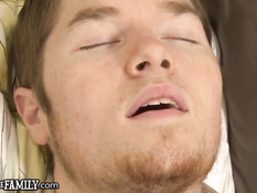 Пожилая блондинка отсосала спящему парню и уселась на его член