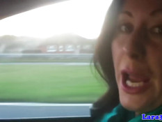 Развратная британская мамочка Lara отсосала член молодому другу