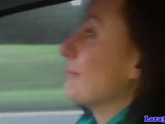 Развратная британская мамочка Lara отсосала член молодому другу