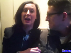 Развратная британская мамочка Lara отсосала член молодому другу