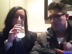 Развратная британская мамочка Lara отсосала член молодому другу