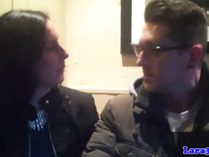 Развратная британская мамочка Lara отсосала член молодому другу