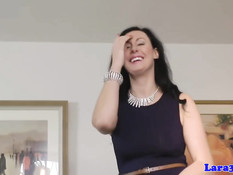 Развратная британская мамочка Lara отсосала член молодому другу