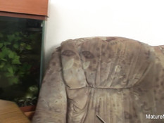 Зрелая брюнетка с хвостиками занимается сексом с молодым парнем