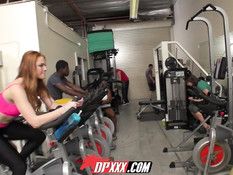 Рыжая девчонка Farrah Flower ебётся на тренажёре в фитнес клубе