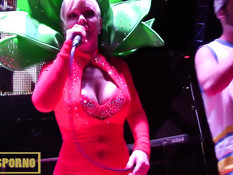 Здоровый мужик с тату поднялся на сцену и оттрахал стриптизёрш