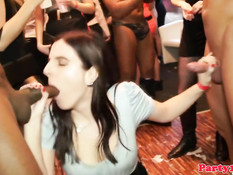 Ненасытные девчонки на шумной вечеринке дрочат и делают минет