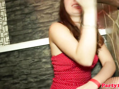 Ненасытные девчонки на шумной вечеринке дрочат и делают минет