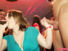 Ненасытные девчонки на шумной вечеринке дрочат и делают минет