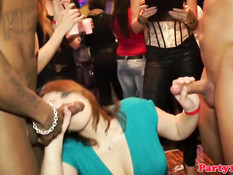 Ненасытные девчонки на шумной вечеринке дрочат и делают минет