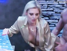 Девушки под музыку занимаются любовью в одном из секс клубов