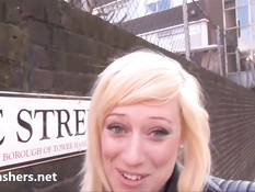 Эта бесстыжая английская блондинка ходит по городу без трусиков