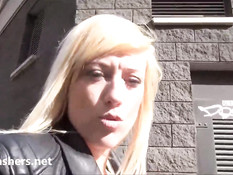 Эта бесстыжая английская блондинка ходит по городу без трусиков