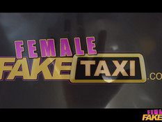 Женщина-таксист Elicia Solis на заднем сиденье ебётся с мужчиной