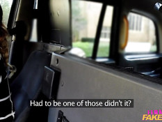 Женщина-таксист Elicia Solis на заднем сиденье ебётся с мужчиной