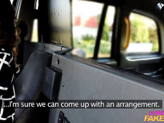 Женщина-таксист Elicia Solis на заднем сиденье ебётся с мужчиной