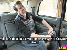 Женщина-таксист Elicia Solis на заднем сиденье ебётся с мужчиной