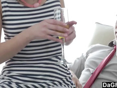 Трём соблазнительным девушкам захотелось секса с одним парнем