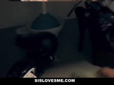 Застал молодую Bailey Brooke за просмотром порно и отодрал раком