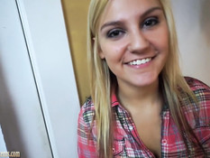 Молодая блондиночка на кастинге мастурбирует киску вибратором