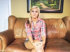 Молодая блондиночка на кастинге мастурбирует киску вибратором