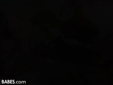 Парень облизал ступни мулаточке Teanna Trump и оттрахал в киску