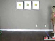 Две молоденькие лесбиянки играют с мячами и раздеваются догола