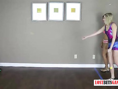 Две молоденькие лесбиянки играют с мячами и раздеваются догола