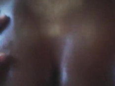 Натёр маслом задницу молодой мулатки и оттрахал девчонку раком