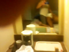 Мужик на кровати трахает в позе раком мулатку в белых трусиках