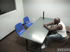 Две американские полицейские отсасывают и дрочат член чёрному