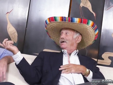 Пожилые мужчины отлизывают шатенке киску и дают отсосать член