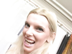 Татуированную русскую блондинку Викторию ебут в бритую киску