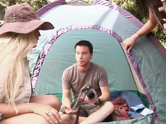 Туристки Bridgette B и Kelly Divine трахаются с пареньком в походе