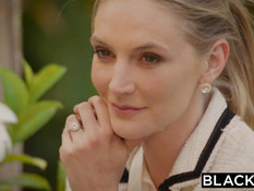 Горячую блондинку в чёрном нижнем белье Mona Wales ебут в анал