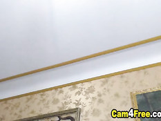 Пышногрудая моделька в сетчатых чулках оттрахала себя фаллосом