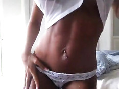 Девка с пирсингом пупка мочит майку и показывает большую грудь