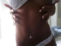 Девка с пирсингом пупка мочит майку и показывает большую грудь